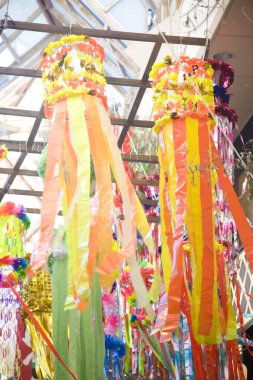 Festival için sokakta süslenmiş Tanabata süslemeleri
