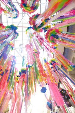 Festival için sokakta süslenmiş Tanabata süslemeleri