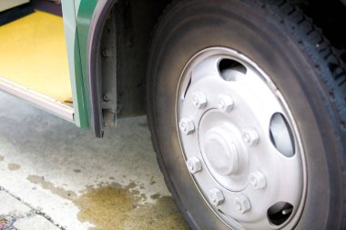 Arabanın tekerleği sokağa park edilmiş.