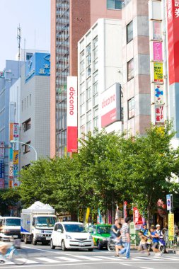Tokyo 'nun işlek caddelerinde trafik manzarası.