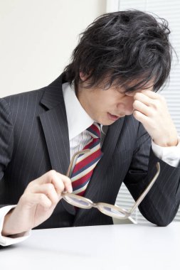 Ofiste başı ağrıyan işadamı 