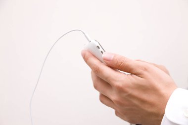 Akıllı bir telefonu tutan bir adamın elini kapat.