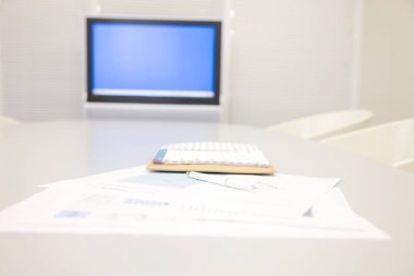 Ofisinde bilgisayar ve belgeler olan boş bir ofis masası