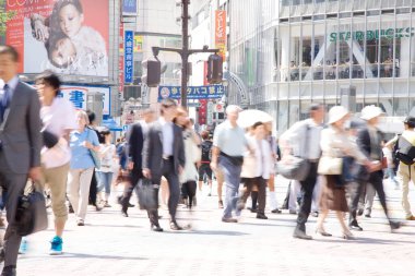 Tokyo sokaklarında yayaların hareketli hareketlerinin görüntüsü..