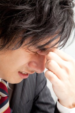 Depresyondaki genç adam, baş ağrısı