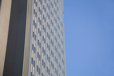 Şehirdeki modern ofis binası cephesi 