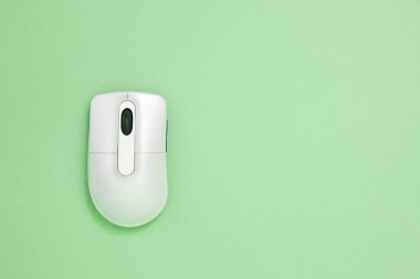 yeşil arkaplanda kablosuz bilgisayar faresi
