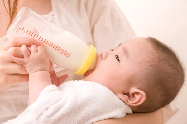 Madre Alimentación Lindo Asiático Recién Nacido Bebé Biberón —  Fotos de Stock