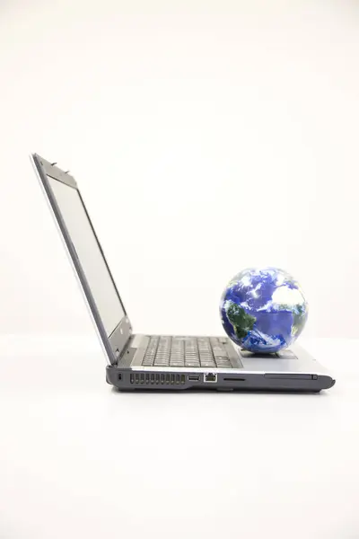 Globus Mit Computer Laptop Auf Weißem Hintergrund — Stockfoto