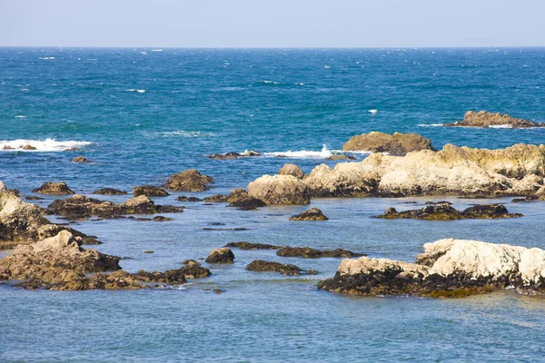 Krajobraz Morski Skałami Falami — Zdjęcie stockowe