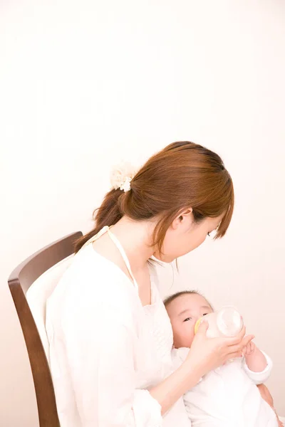 Mãe Alimentação Bonito Asiático Recém Nascido Bebê Garrafa — Fotografia de Stock