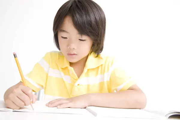 Азиатский Мальчик Учится Белом Фоне — стоковое фото