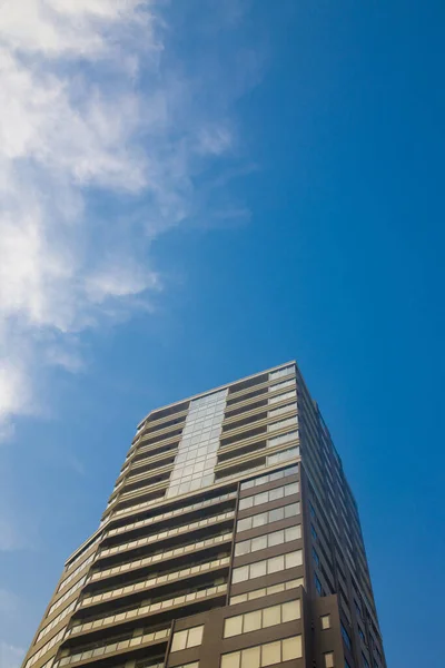 Nowoczesny Budynek Błękitnym Niebem — Zdjęcie stockowe