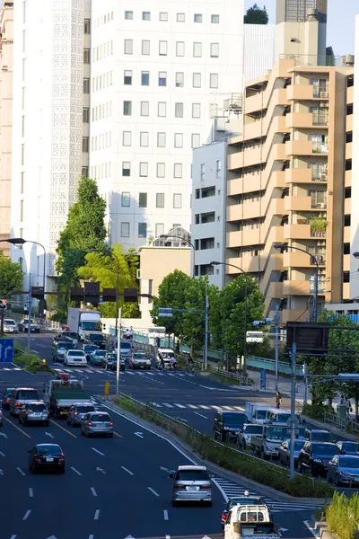 東京都の近代的な建物や自動車 — ストック写真