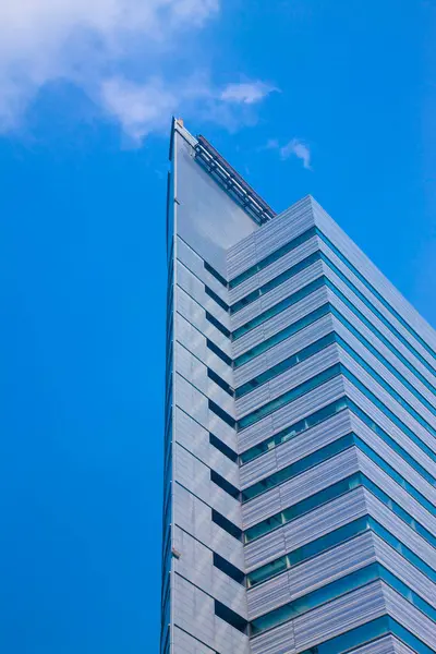 青い空の近代的な建物 — ストック写真