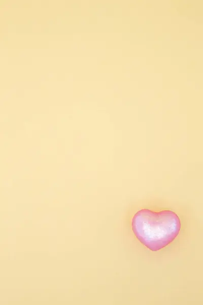 Corazón Rosa Sobre Fondo Amarillo —  Fotos de Stock
