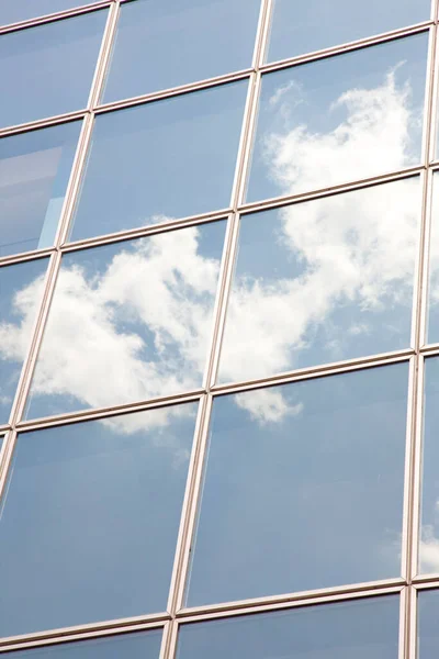 Nubes Reflejo Edificio Moderno Ventanas —  Fotos de Stock