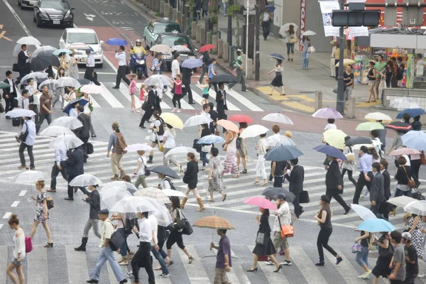 Tömeg Utcán Esős Napokon Esernyőkkel — Stock Fotó