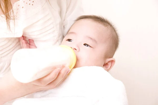 Μητέρα Σίτιση Χαριτωμένο Νεογέννητο Ασιατικό Μωρό Από Μπουκάλι — Φωτογραφία Αρχείου