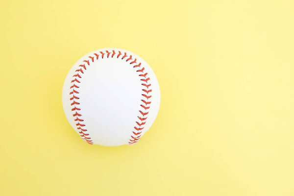 бейсбольный мяч на желтом фоне. спорт