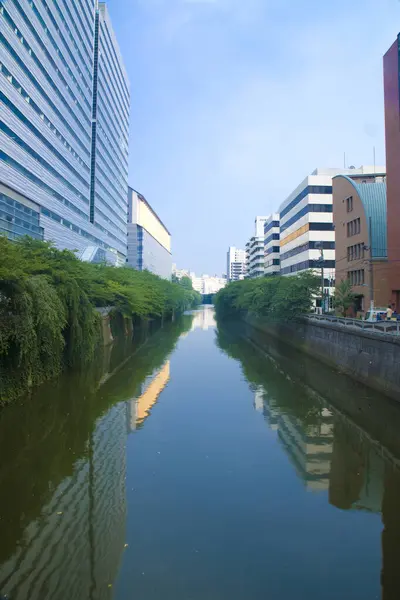 市内の運河と近代的な建物 — ストック写真