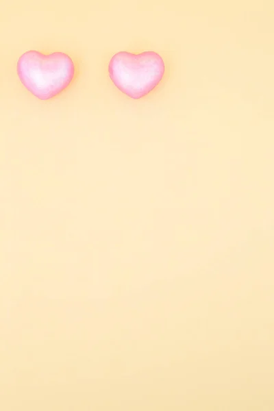 黄色の背景にある2つのピンクのハート — ストック写真