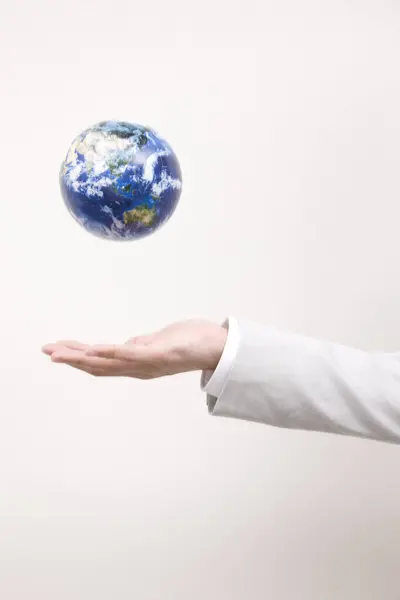 地球地球を保持するビジネスマンの手 — ストック写真