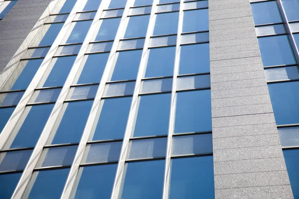 ガラス窓が付いているオフィスの建物の外観 — ストック写真