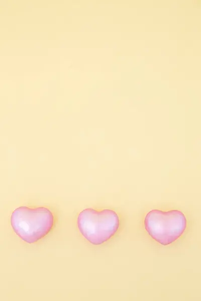 Tres Corazones Rosados Sobre Fondo Amarillo —  Fotos de Stock