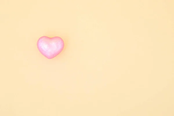 在黄色背景上的粉红色心 — 图库照片