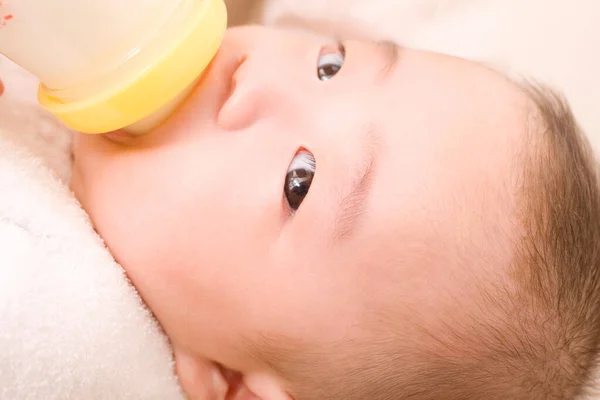 Ασιατικό Μωρό Πίνει Γάλα Από Ένα Μπουκάλι — Φωτογραφία Αρχείου
