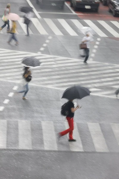 Πλήθος Ανθρώπων Στο Δρόμο Ομπρέλες Τις Βροχερές Μέρες — Φωτογραφία Αρχείου