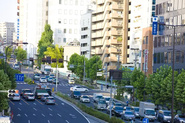 東京都の近代的な建物や自動車 — ストック写真