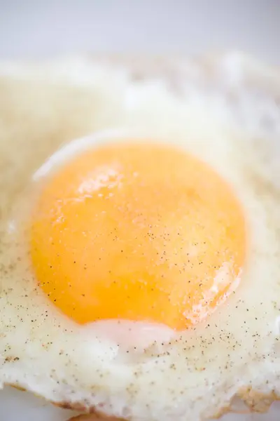Uovo Fritto Sfondo Bianco — Foto Stock