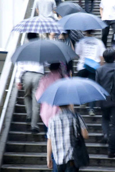Menschenmenge Auf Der Straße Mit Regenschirmen Bei Regen — Stockfoto