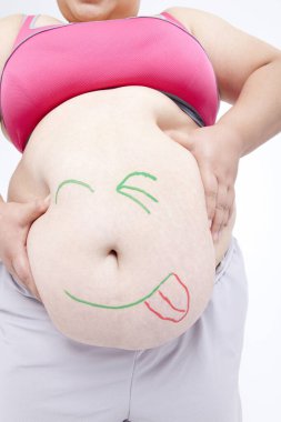 Beyaz arka planda boyalı göbeği olan hamile bir kadın.