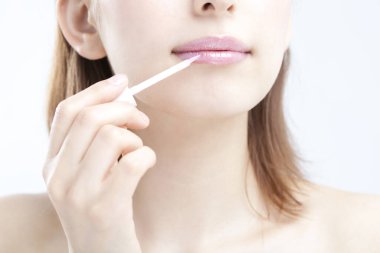 Genç ve güzel dudak parlatıcısı