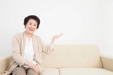 Asyalı son sınıf öğrencisi gülümsüyor. 