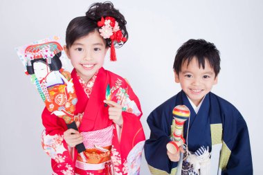 Geleneksel Japon kostümlü iki çocuk. 