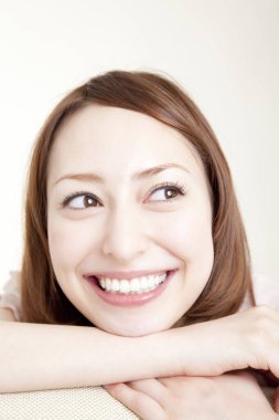 mutlu bir kadın kanepede yatan