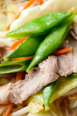 Çin eriştesi ve domuz eti.