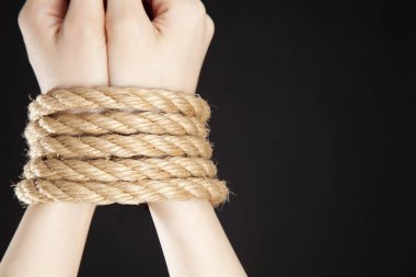 Kadın elleri iple bağlı. Yaklaş. 