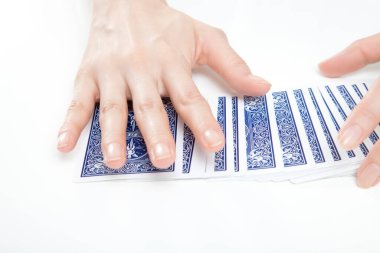 Kart oynayan kadın eli, görüntüyü kapat