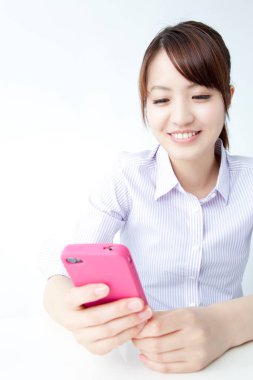 Akıllı telefon kullanan bir kadın, stüdyo fotoğrafı. 