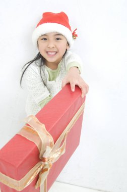 Noel Baba şapkalı güzel mutlu küçük kızın portresi.          