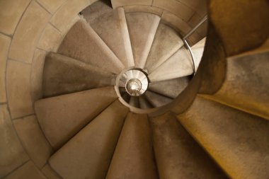 Bir sürü merdiveni olan eski taş merdiven. 