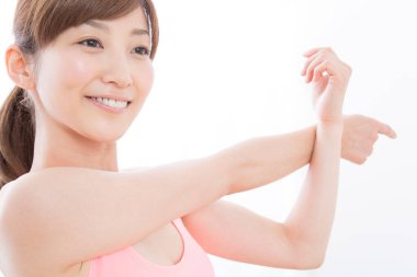 Genç ve güzel bir kadın kolunu uzatıyor.