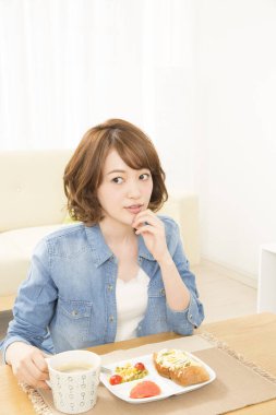 Genç kadın evde kahvaltı 