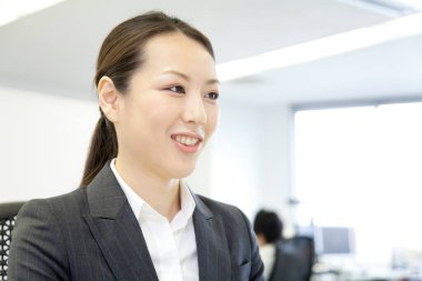 Ofiste çalışan güzel Asya iş kadını