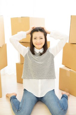 Karton kutularla güzel bir Japon kadın.